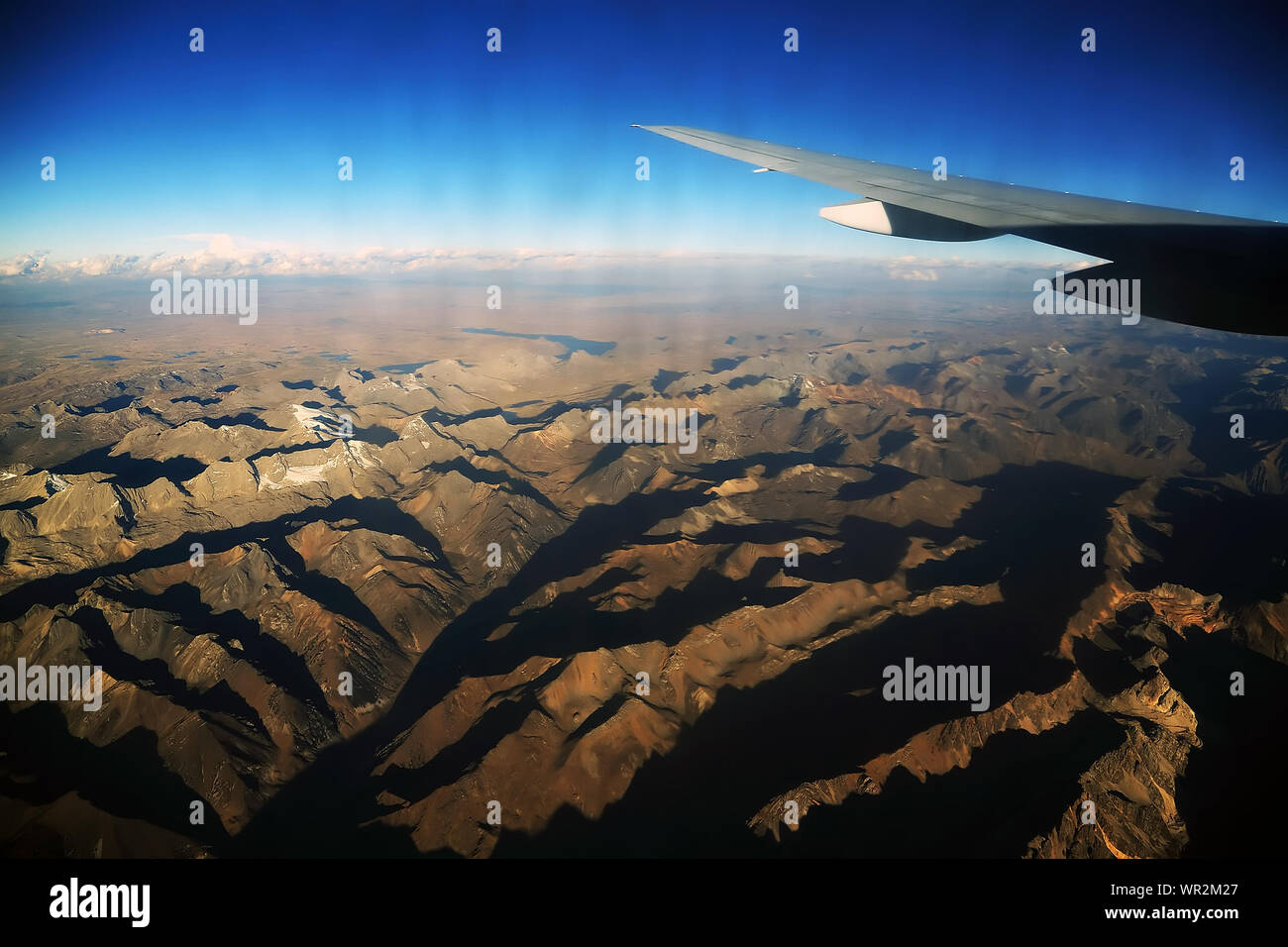 Blick auf Gebirge und Flugzeugflügel Stockfoto
