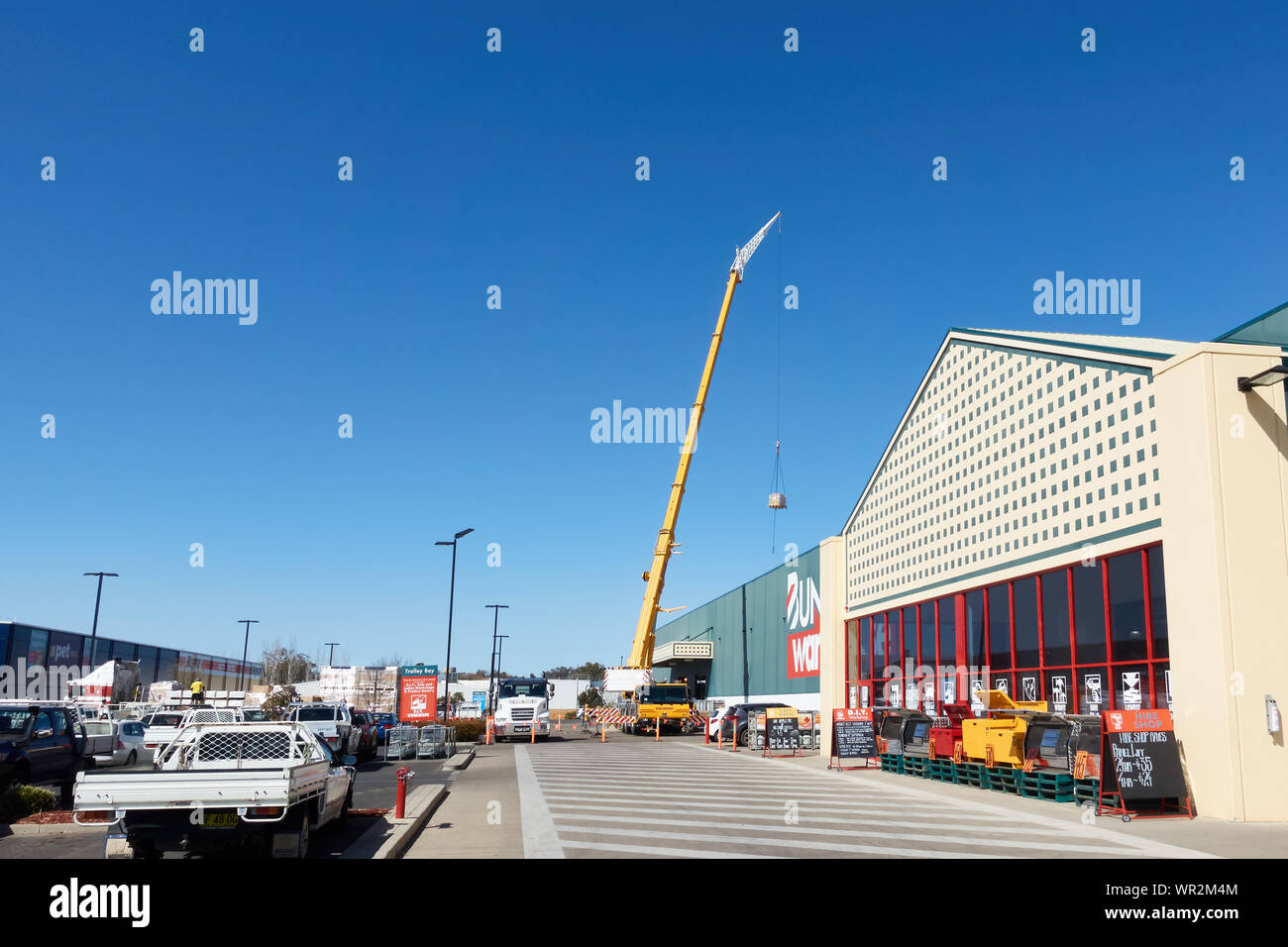 Hohe Kran waren über das Dach des Bunnings Hardware Store in Tamworth Australien. Stockfoto