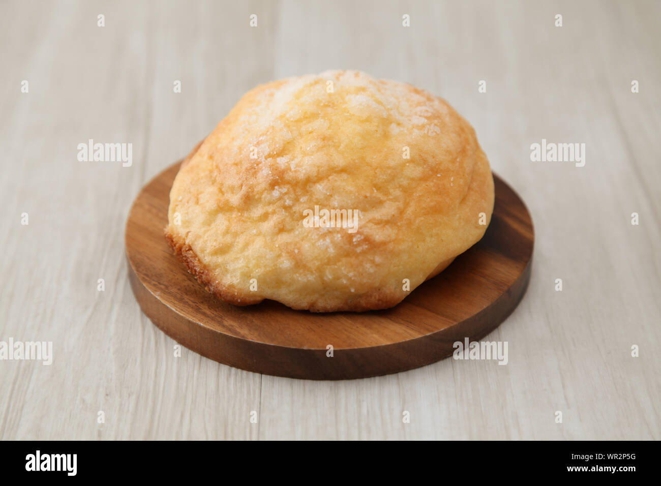 Zucker Brot melon Pan auf Holzplatte Gabel Messer closeup auf Tabelle isoliert Stockfoto