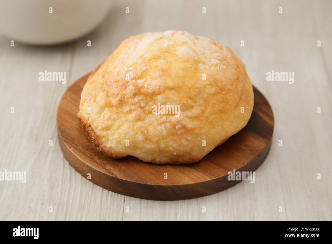 Zucker Brot melon Pan auf Holzplatte Gabel Messer closeup auf Tabelle isoliert Stockfoto