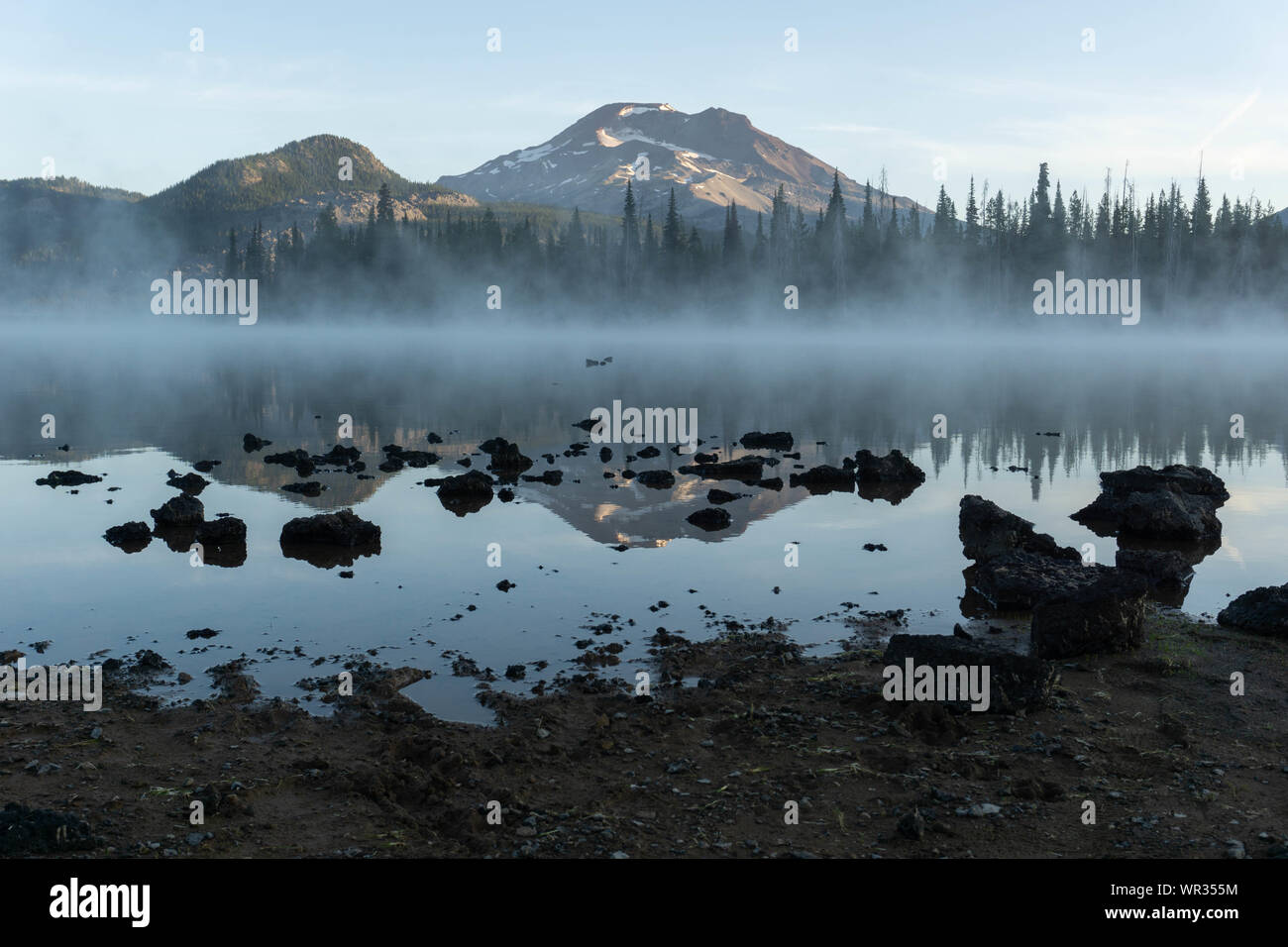 Eine schöne Misty Morning in Funken See ist ein atemberaubender Ort zu sein. Als die Sonne aufgeht und die nebligen Schleier der kalten Temperatur angehoben wird, wird vergessen. Stockfoto