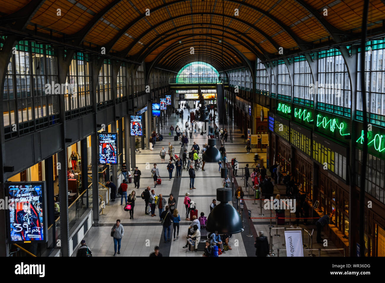 Wroclaw, Polen. 07 Sep, 2019. Die Passagiere Weg innerhalb der Breslauer Bahnhof. Breslau ist die viertgrößte Stadt in Polen und die grösste Stadt in der Region von Schlesien. Breslau Breslau oder in deutscher Sprache verbrachte mehr als 200 Jahre unter deutscher Herrschaft, aber nach dem Zweiten Weltkrieg der Region unter polnische Behörde durch das Potsdamer Abkommen unter territorialen Veränderungen von der Sowjetunion gefordert wurde. Credit: SOPA Images Limited/Alamy leben Nachrichten Stockfoto