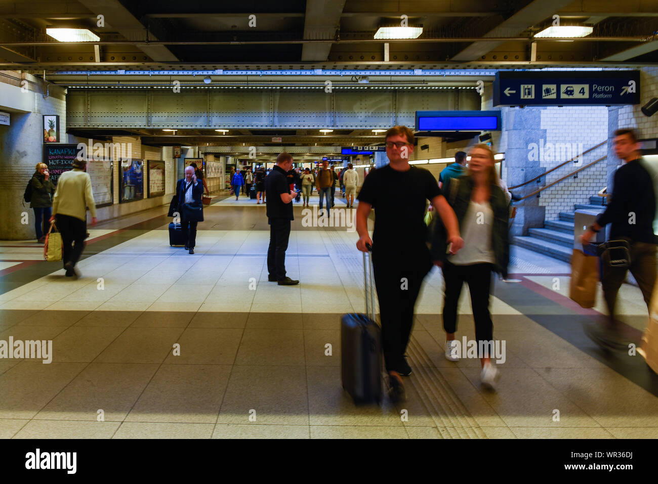 Wroclaw, Polen. 07 Sep, 2019. Passagiere zu Fuß durch den Tunnel für die Bahnsteige im Bahnhof Breslau Breslau ist die viertgrößte Stadt in Polen und die grösste Stadt in der Region von Schlesien. Breslau Breslau oder in deutscher Sprache verbrachte mehr als 200 Jahre unter deutscher Herrschaft, aber nach dem Zweiten Weltkrieg der Region unter polnische Behörde durch das Potsdamer Abkommen unter territorialen Veränderungen von der Sowjetunion gefordert wurde. Credit: SOPA Images Limited/Alamy leben Nachrichten Stockfoto