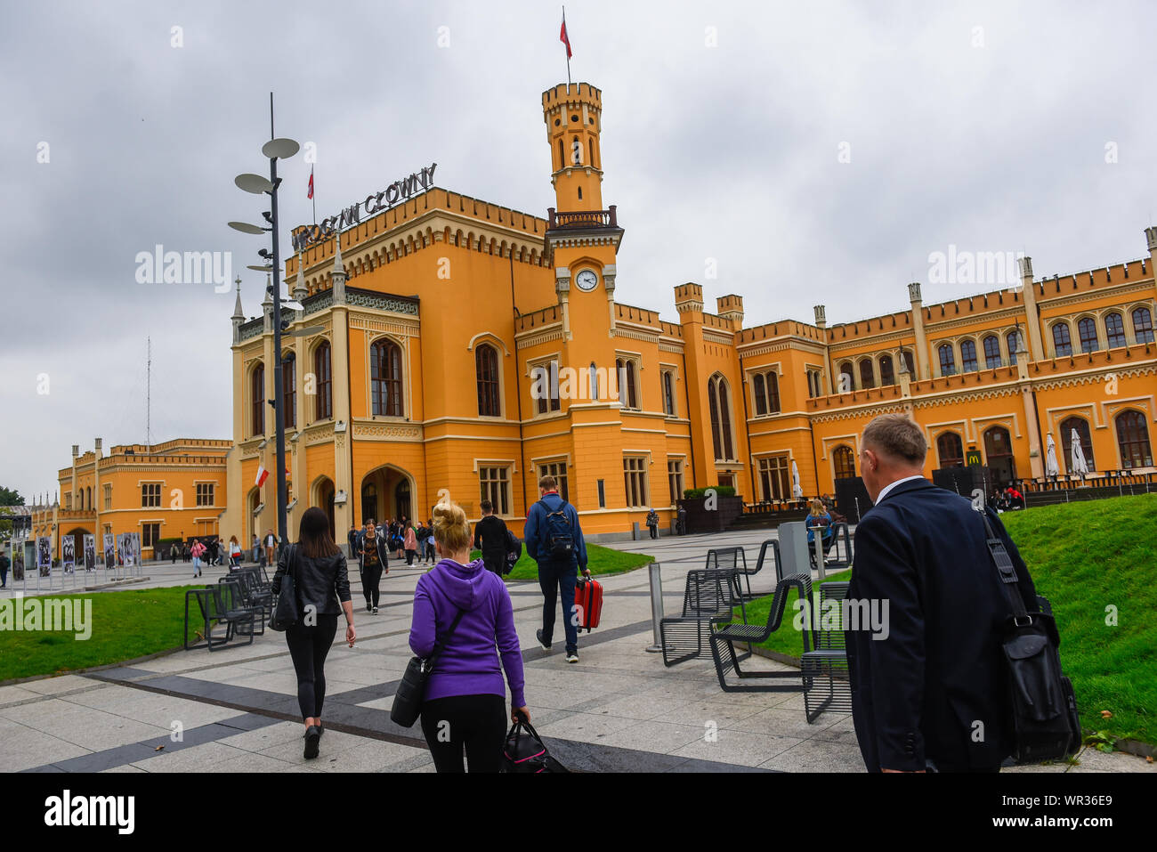Wroclaw, Polen. 07 Sep, 2019. Menschen gehen in Richtung der Breslauer Bahnhof. Breslau ist die viertgrößte Stadt in Polen und die grösste Stadt in der Region von Schlesien. Breslau Breslau oder in deutscher Sprache verbrachte mehr als 200 Jahre unter deutscher Herrschaft, aber nach dem Zweiten Weltkrieg der Region unter polnische Behörde durch das Potsdamer Abkommen unter territorialen Veränderungen von der Sowjetunion gefordert wurde. Credit: SOPA Images Limited/Alamy leben Nachrichten Stockfoto