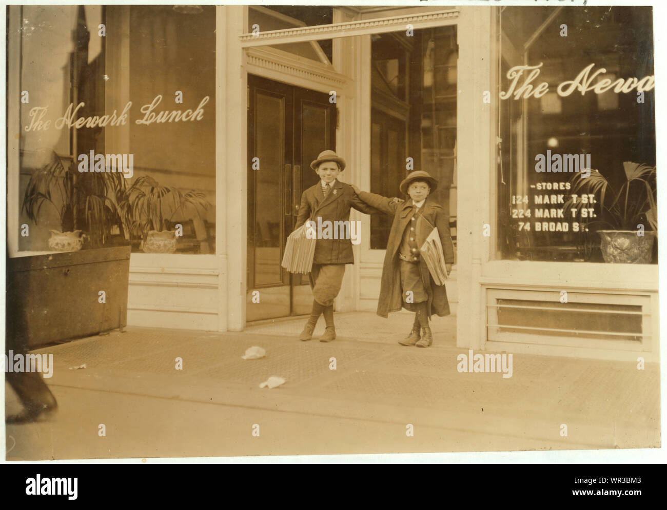 Max Schwartz (8 Jahre alt) und Jacob Schwartz, 163 Howard St., Newark, N.J. Verkaufen, bis 10:00 Uhr Manchmal. Abstract: Fotografien aus den Aufzeichnungen des Nationalen Kinderarbeit Committee (USA) Stockfoto