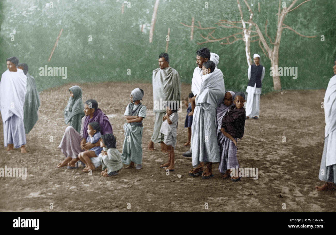 Menschen, die darauf warteten, Mahatma Gandhi Bangladesch, Asien, November 1946 zu erfüllen Stockfoto