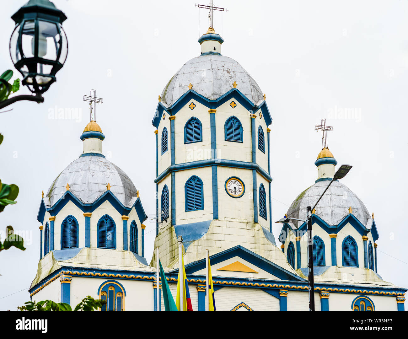 Blick auf koloniale Kirche in der Stadt Filandia in Kolumbien Stockfoto