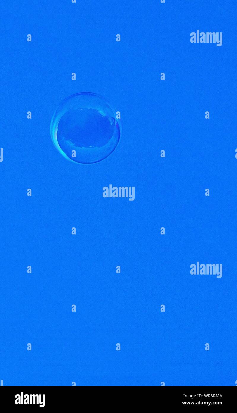 Low Angle View Bubble gegen den klaren blauen Himmel Stockfoto
