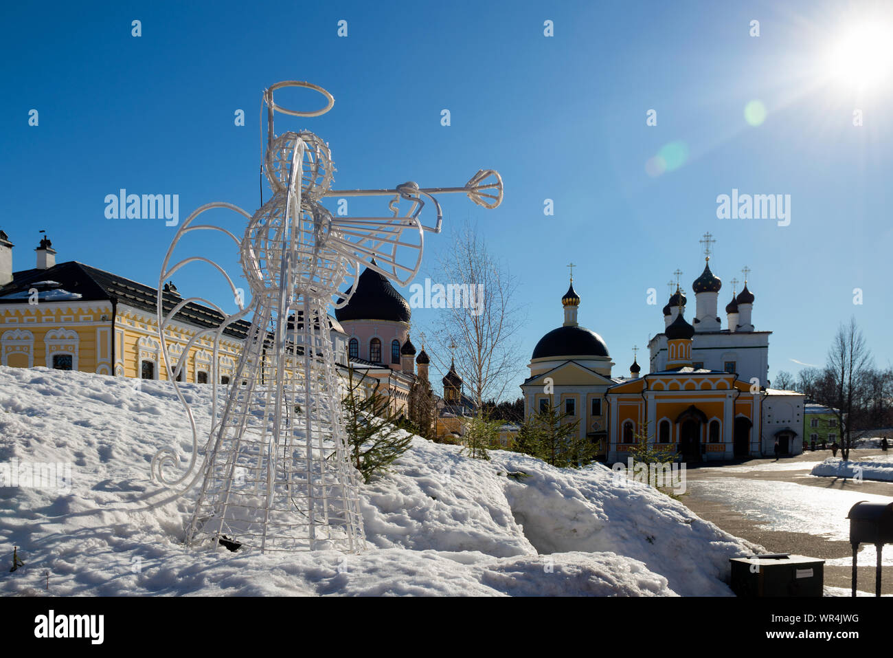 Dorf neues Leben, Moskau, Russland - 28. März 2019: Die Abbildung eines Engels mit einem Berg im Gebiet der Heiligen Himmelfahrt Davids Wüste in einem Stockfoto