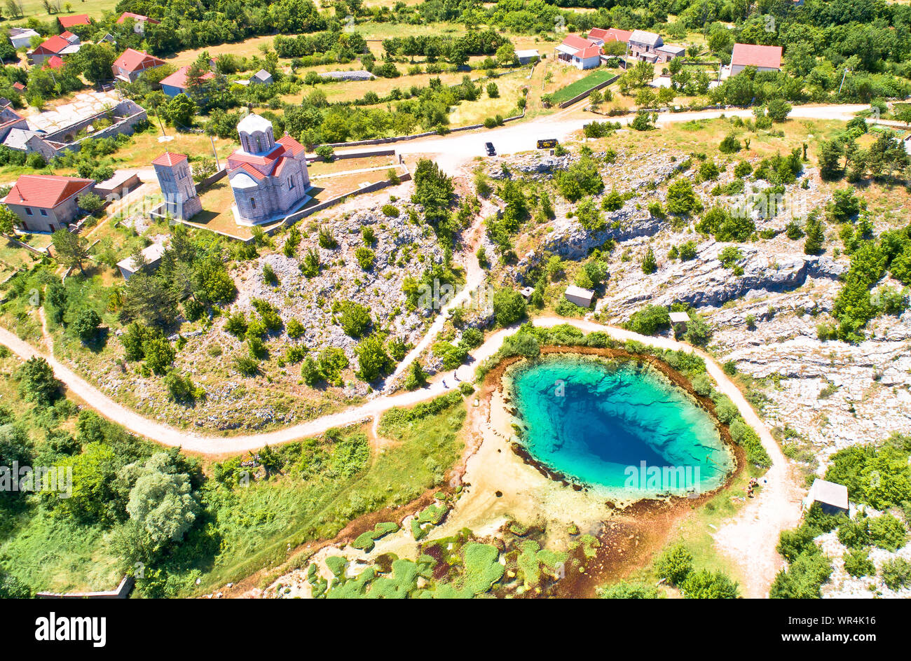 Der Fluss Cetina Quelle Wasser Loch und die Orthodoxe Kirche Luftaufnahme, dalmatinischen Zagora Region von Kroatien Stockfoto