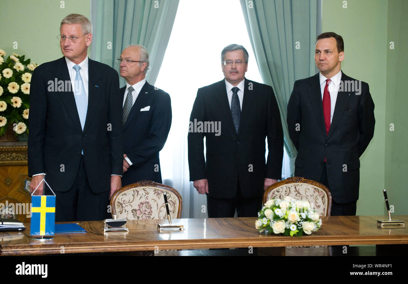 04.05.2011 Warschau, Polen. Im Bild: Bronislaw Komorowski, Radoslaw Sikorski, Carl Bildt, Carl XVI. Gustaf von Schweden Stockfoto