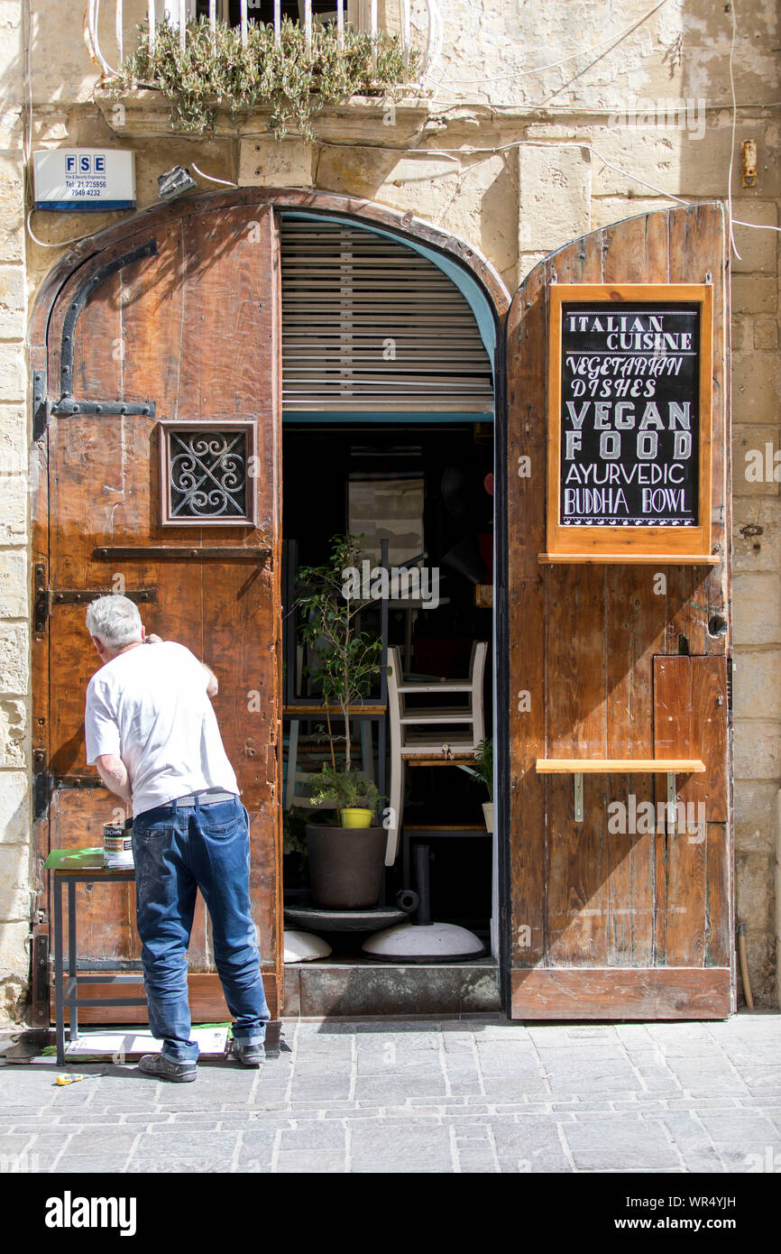 Valetta, Malta, Altstadt, kleine Bar, ein Café, ein Pub in der schmalen Straßen, Stockfoto