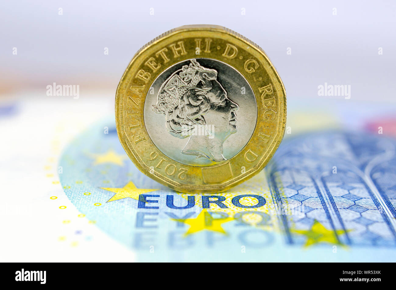 Einpfundstück auf 20 Euro Banknote. Konzept für Geldwechsel, Finanzen und BREXIT. Makro Foto mit geringer Tiefenschärfe. Stockfoto