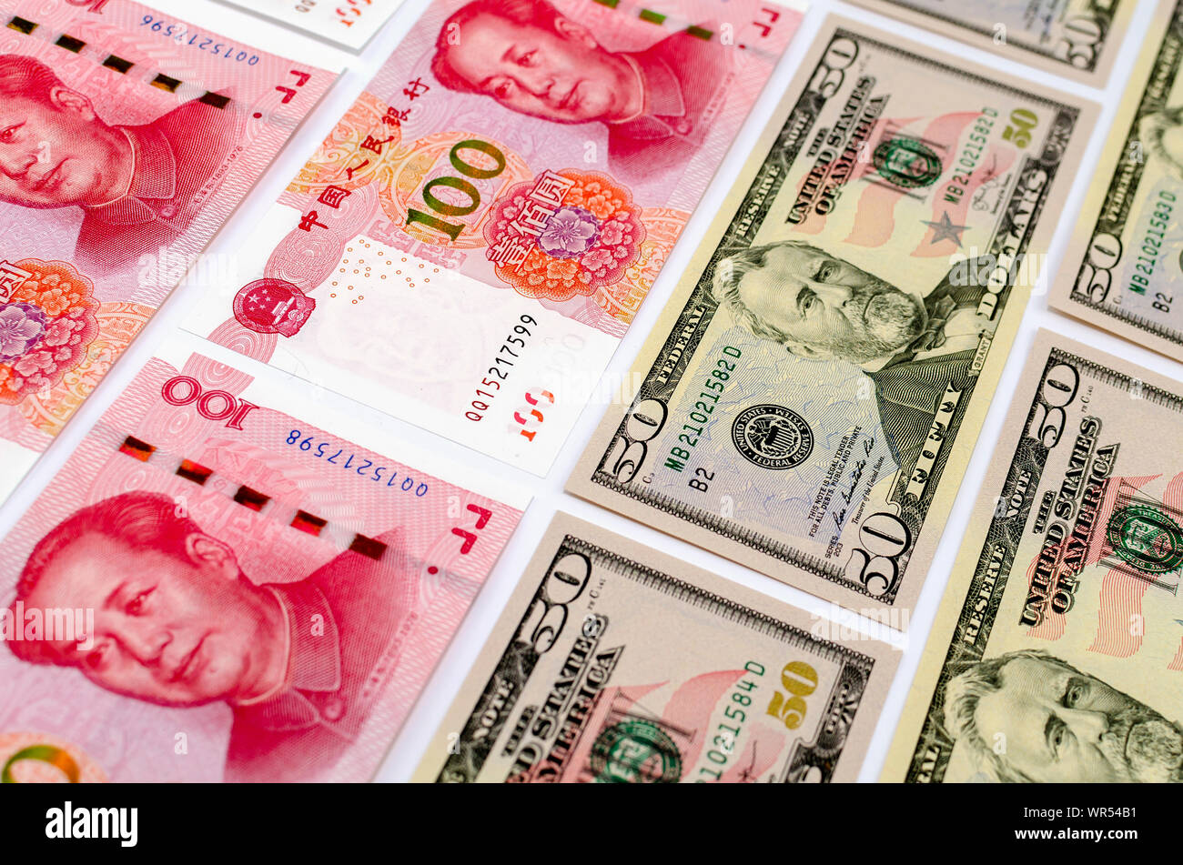 Flach Über uns 50 Dollar und Chinesische 100 Yuan Noten. Foto mit selektiven Fokus. Stockfoto