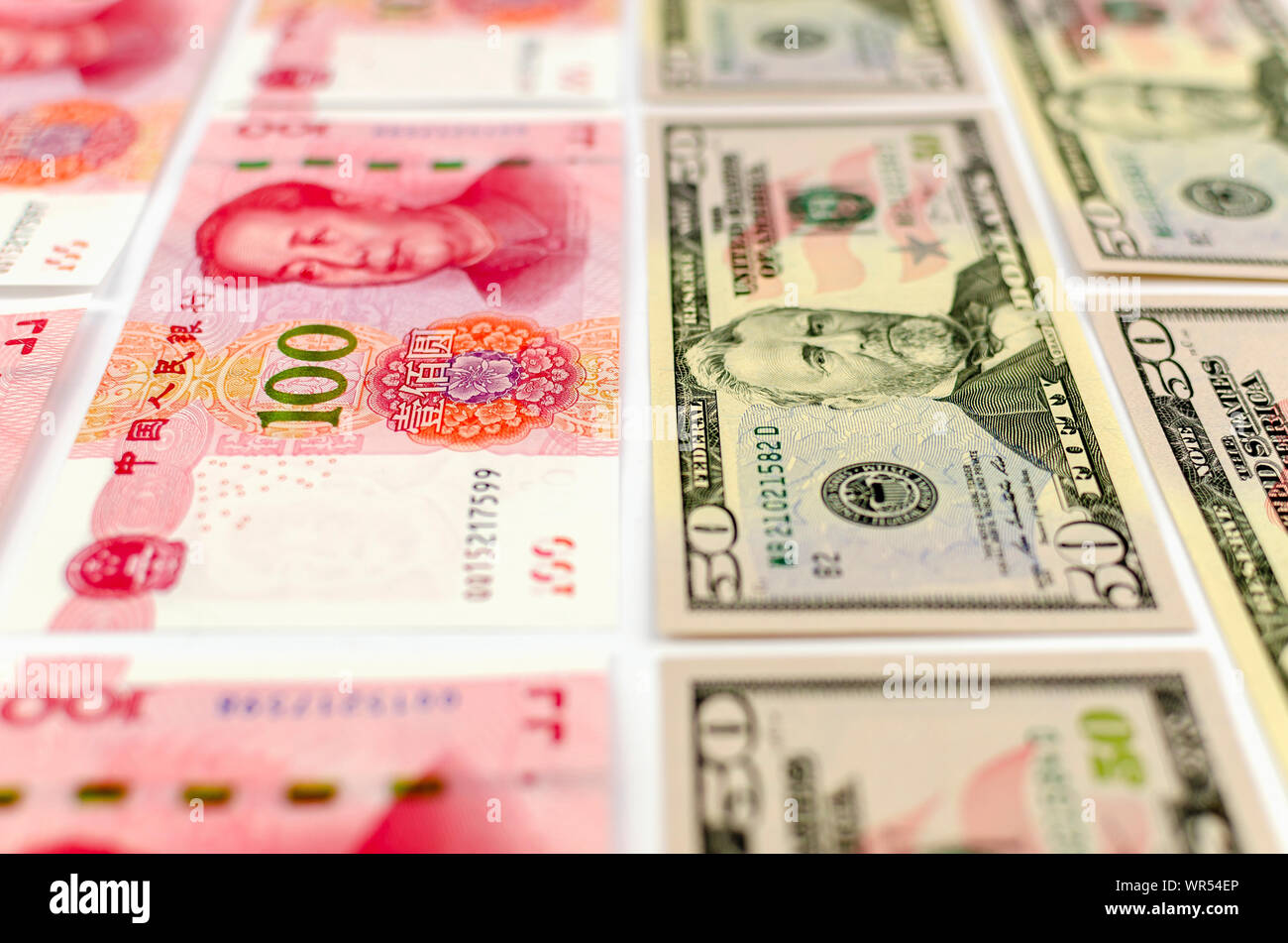 Flach Über uns 50 Dollar und Chinesische 100 Yuan Noten. Foto mit selektiven Fokus. Stockfoto