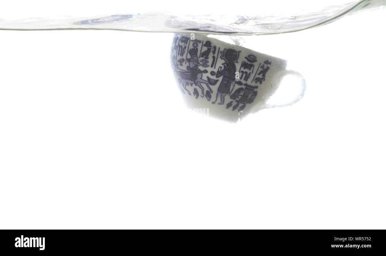 Ägyptische Piktogramm Cup Unterwasser vor weißem Hintergrund Stockfoto