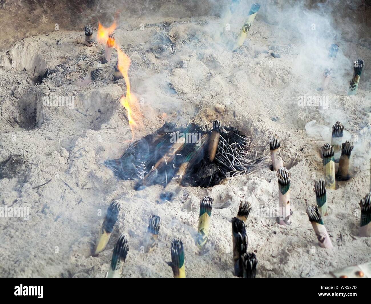 Hohe Betrachtungswinkel von Räucherstäbchen brennen mit religiöser Ort Stockfoto