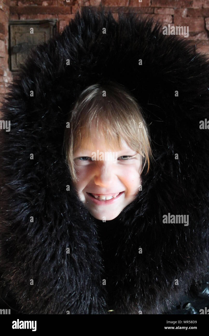 Junges Mädchen mit Verärgerten Gesicht in Schwarz fluufy Pelzmütze Stockfoto