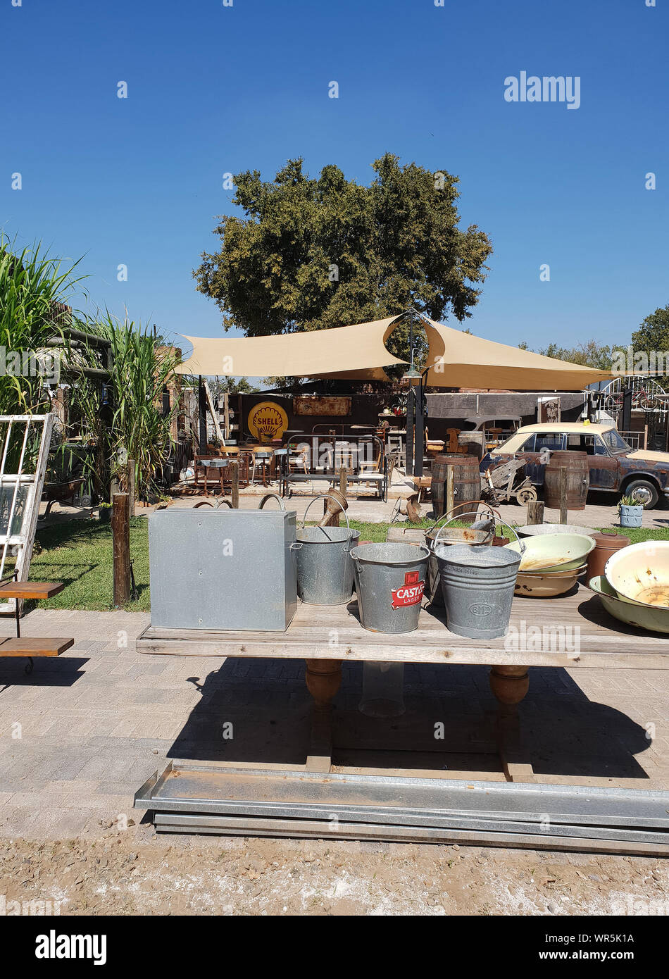 Eingang zu einem Schrottplatz, Parys, Südafrika Stockfoto