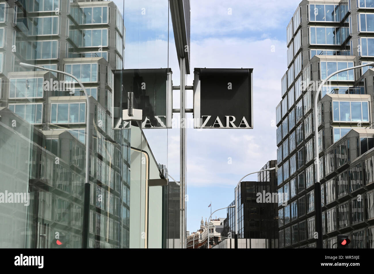 Zara Zara Anmelden Shop Fenster wider. Victoria Street, Victoria, London.  Großbritannien Stockfotografie - Alamy