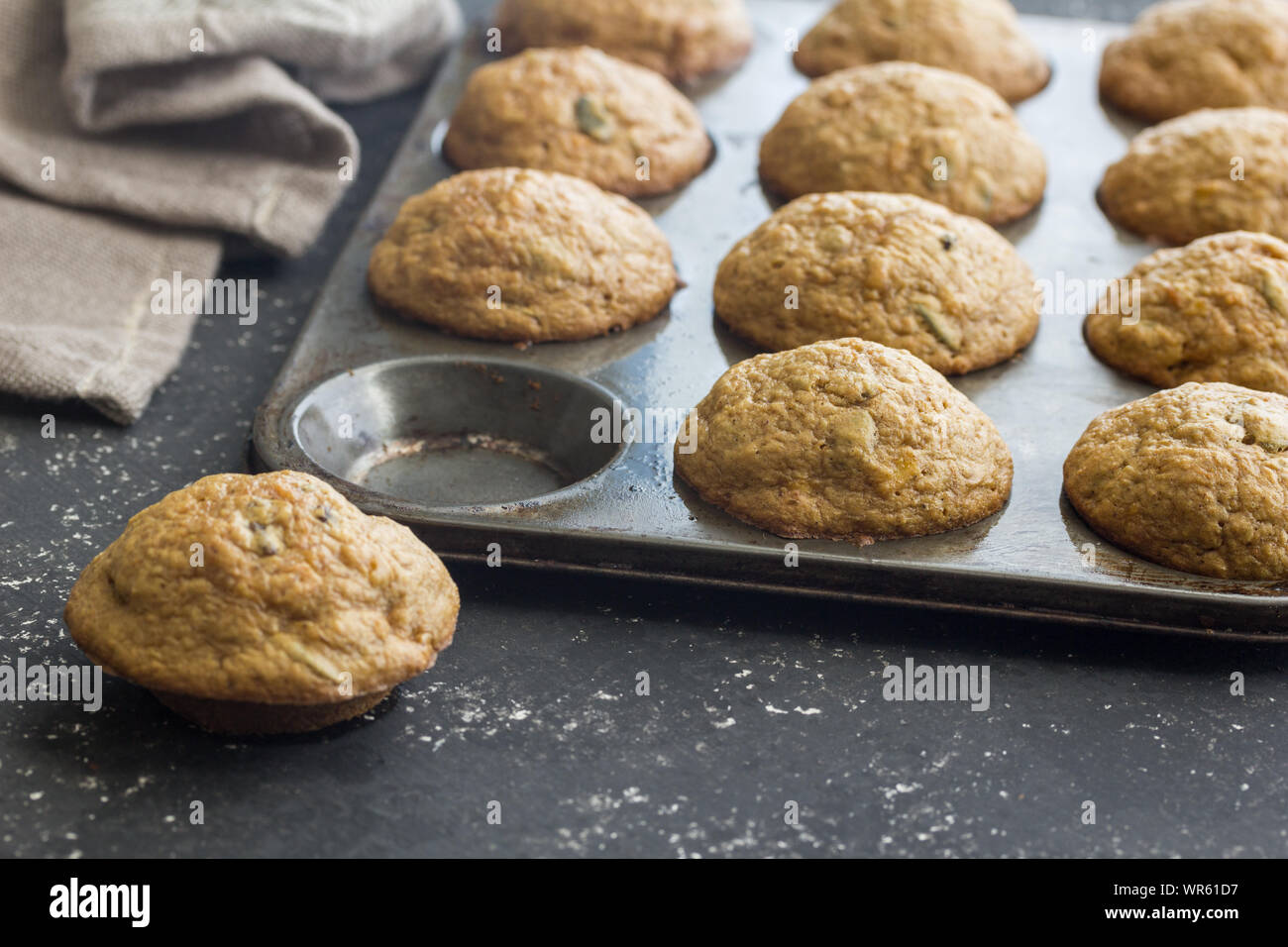 Home gemacht gesunde Muffins mit Kürbiskernen, Zimt und Apfel auf backblech Seitenansicht mit selektiven Fokus Stockfoto