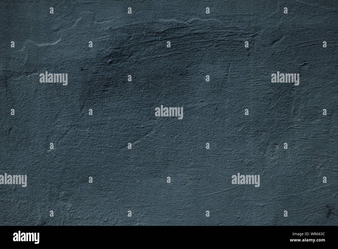 Dunkles, schwarzes Betonwand. Unordentliche bemalte Wand. Grauzement rock Wirkung. Grunge Hintergrund. Urban dirty rauer Stein Oberfläche, Textur. Abstrakte natürliche Stockfoto
