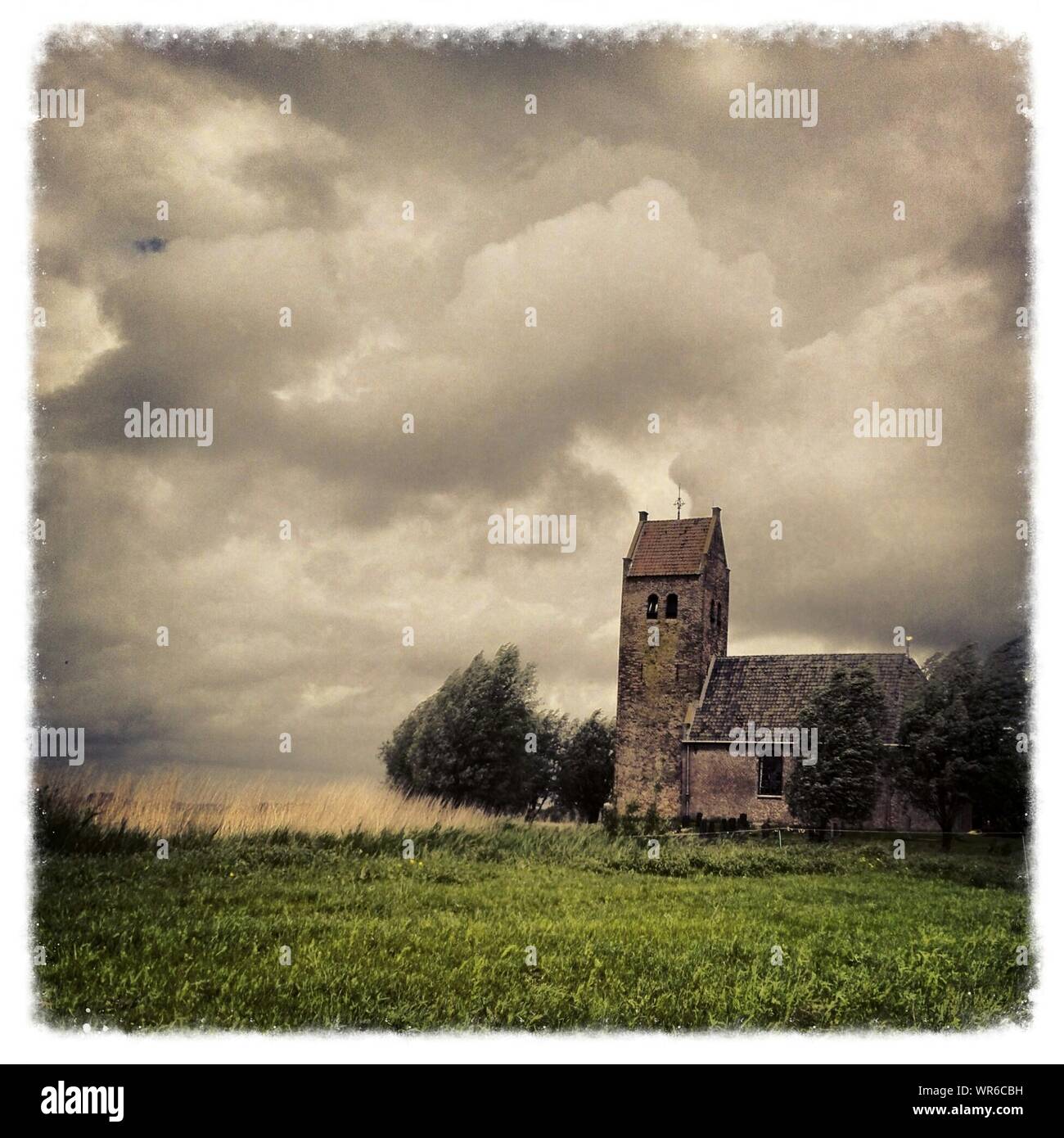 West Saum Kirche gegen bewölkter Himmel Stockfoto