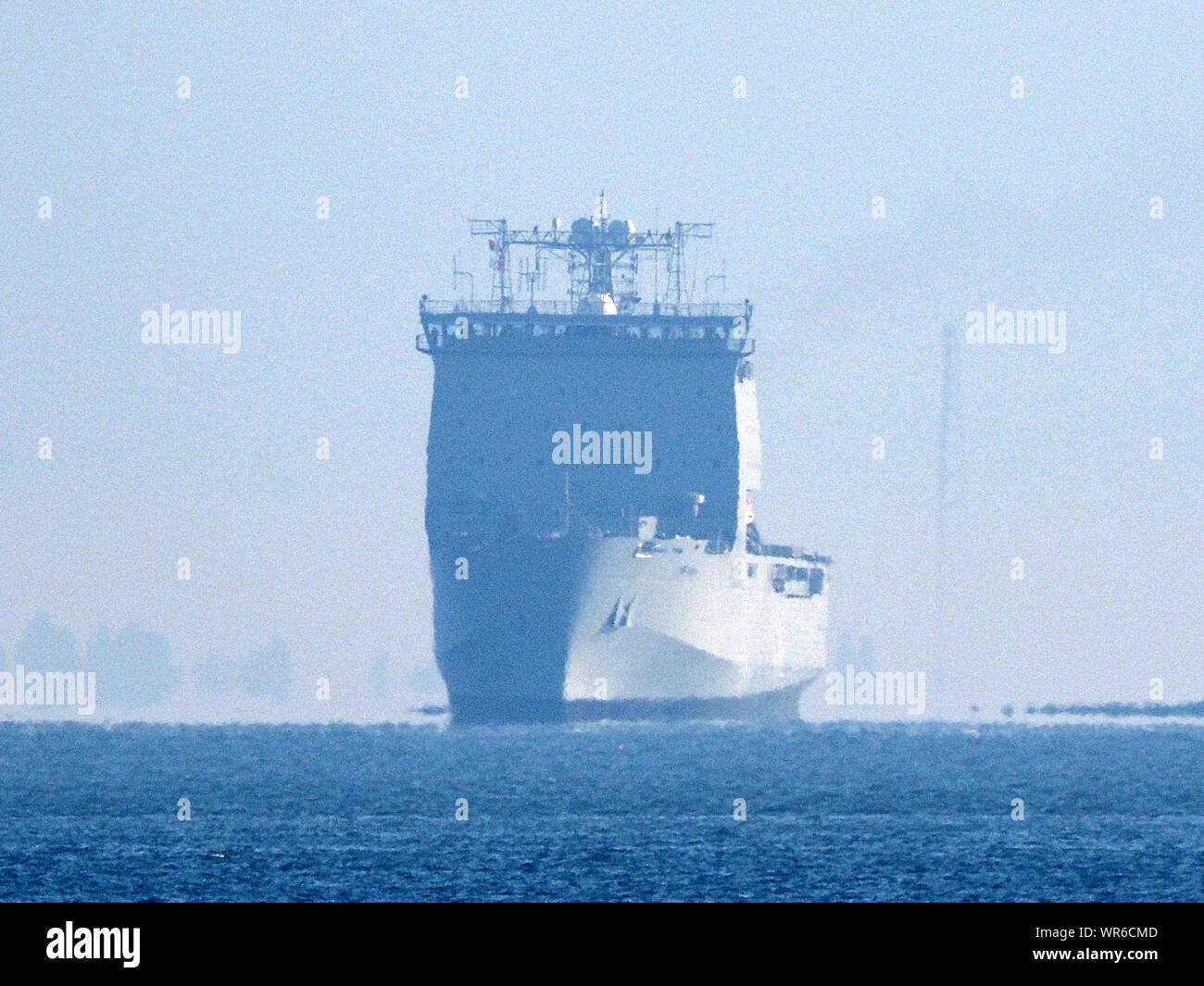 Sheerness, Kent, Großbritannien. 10. September, 2019. Royal Fleet Auxiliary ship" Lyme Bay 'aus gesehen von Sheerness, Kent heute morgen in der Früh Morgens Nebel gesehen, da es für London fährt. RFA-Lyme Bay besucht London International Versand Woche. Die Defence and Security Equipment International (DSEI) zeigen sich auch bei Excel. Credit: James Bell/Alamy leben Nachrichten Stockfoto