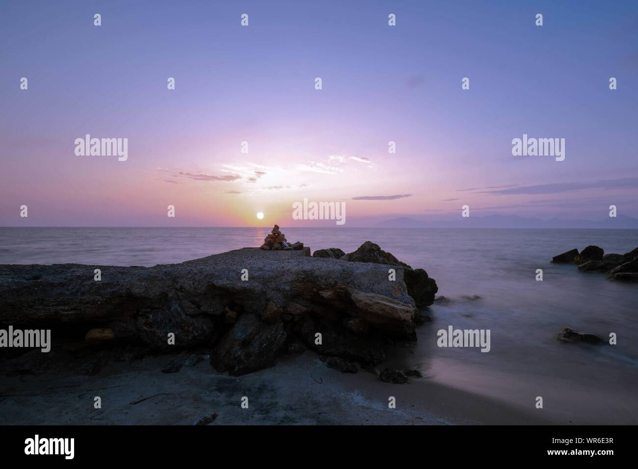 Die Sonne über Dolphin Bay auf der griechischen Insel Kos Stockfoto