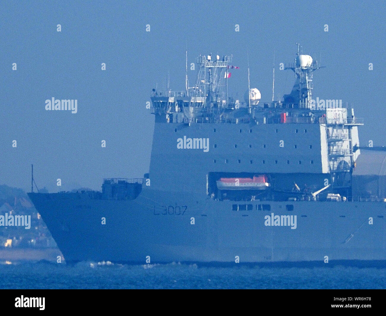 Sheerness, Kent, Großbritannien. 10. September, 2019. Royal Fleet Auxiliary ship" Lyme Bay 'aus gesehen von Sheerness, Kent heute morgen in der Früh Morgens Nebel gesehen, da es für London fährt. RFA-Lyme Bay besucht London International Versand Woche. Die Defence and Security Equipment International (DSEI) zeigen sich auch bei Excel. Credit: James Bell/Alamy leben Nachrichten Stockfoto