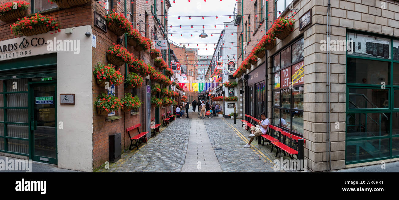 Belfast, Nordirland, Großbritannien, 30. Juli 2019: Panorama des Handelsgerichts St., mit dem Stolz gay Farben in Belfast, UK. Stockfoto