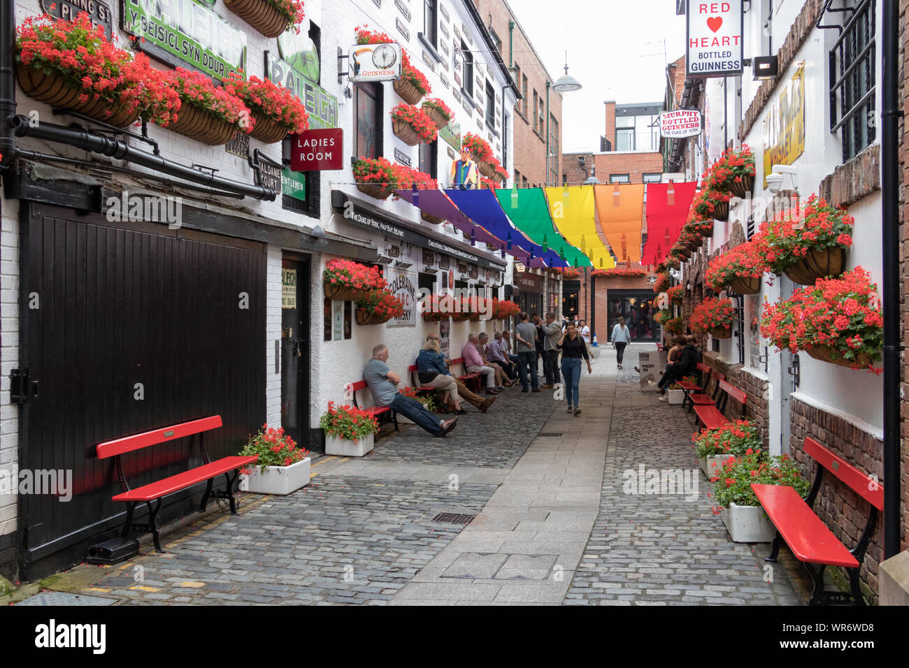 Belfast, Nordirland, Großbritannien, 30. Juli 2019: Die Straße Handelsgericht mit dem stolzen gay Farben in Belfast, UK. Stockfoto