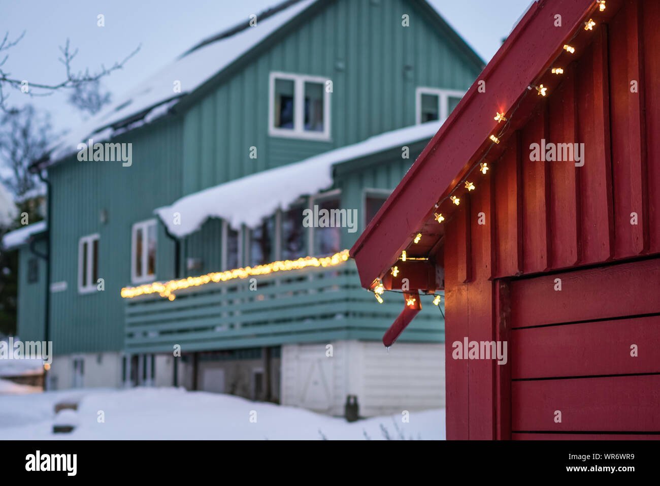 Traditionelle norwegische Wohnungen und Häuser im Winter, Tromso, Norwegen Stockfoto