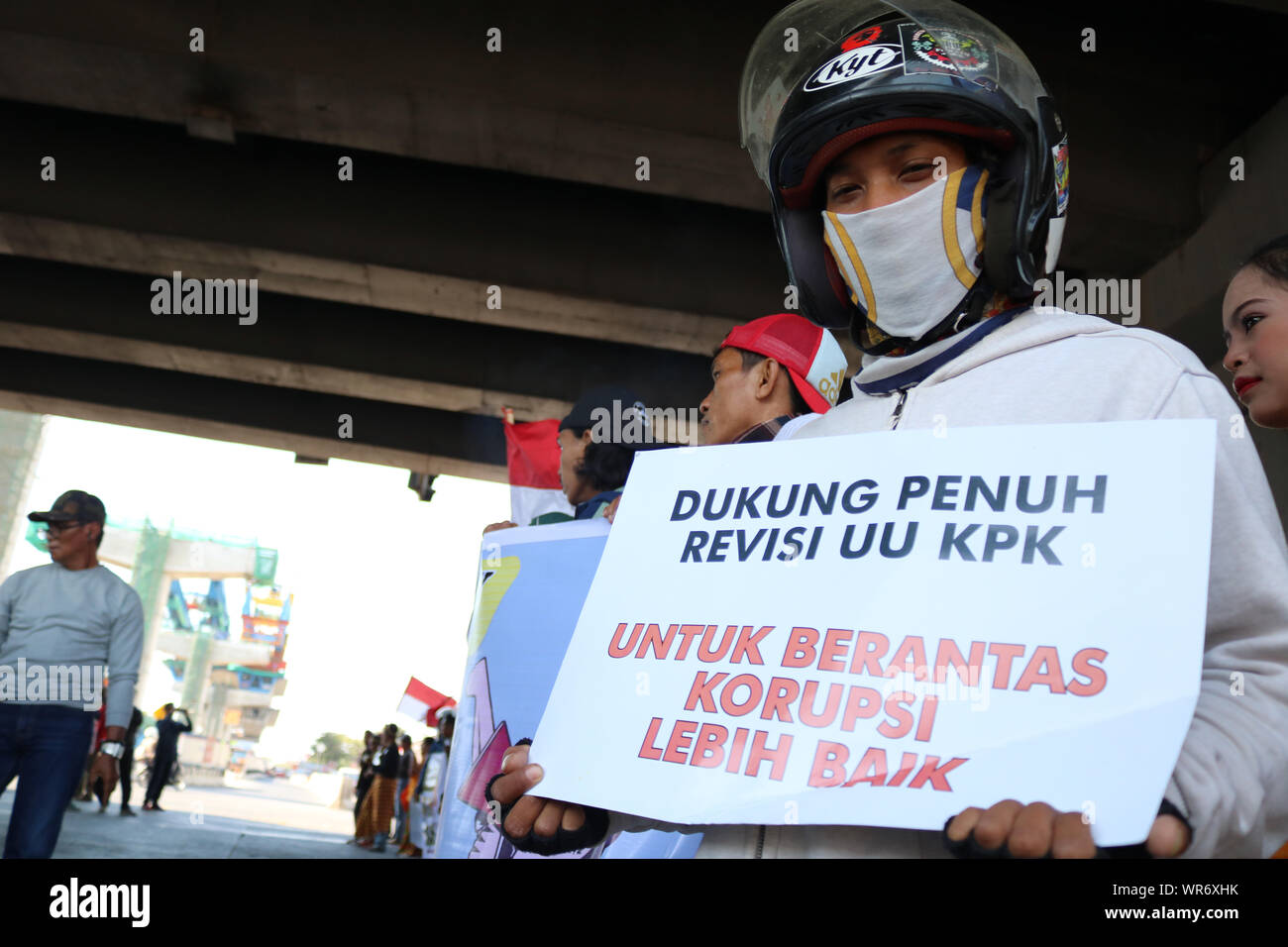 Makassar, Indonesien, 10 Sep, 2019 eine Reihe von Demonstranten unterstützt die Revision der Korruption Tilgung Kommission (KPK) Recht unter der Überführung Brücke, Makassar. Die Zahl der Demonstranten trugen traditionelle Kleidung während der Rallye bitten die Regierung die Überarbeitung des Gesetzes unverzüglich zu ratifizieren. Credit: Herwin Bahar/Alamy leben Nachrichten Stockfoto