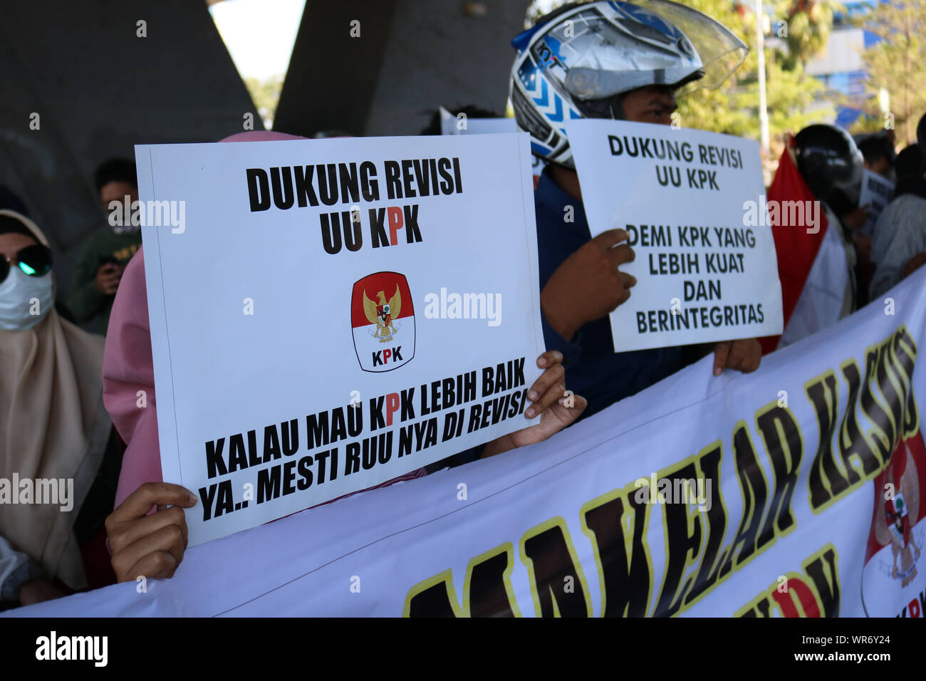 Makassar, Indonesien, 10 Sep, 2019 eine Reihe von Demonstranten unterstützt die Revision der Korruption Tilgung Kommission (KPK) Recht unter der Überführung Brücke, Makassar. Die Zahl der Demonstranten trugen traditionelle Kleidung während der Rallye bitten die Regierung die Überarbeitung des Gesetzes unverzüglich zu ratifizieren. Credit: Herwin Bahar/Alamy leben Nachrichten Stockfoto