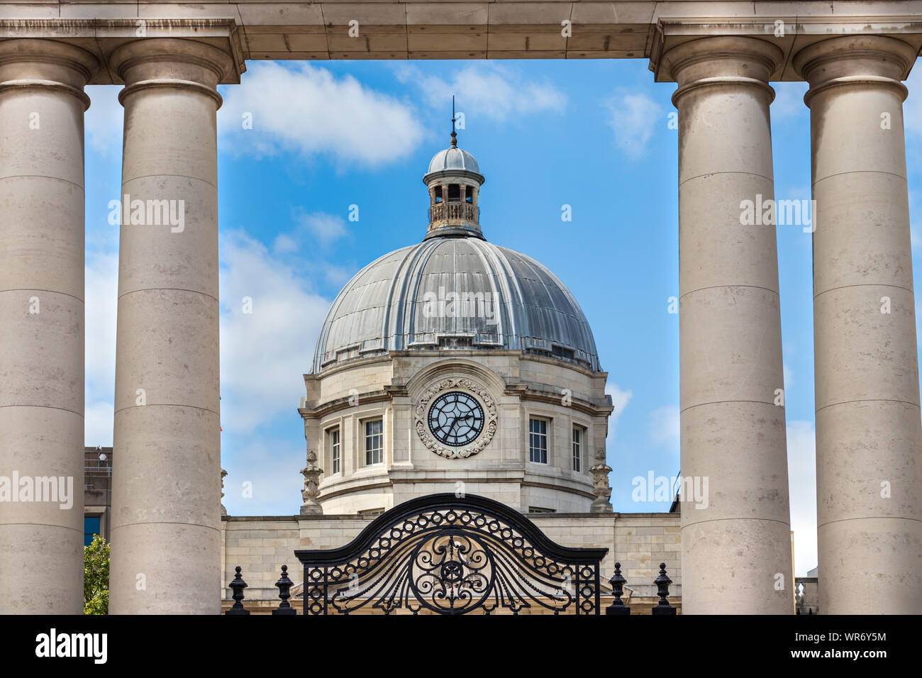 Die Uhr und die Kuppel der Regierungsgebäude Zehnten ein Rialtais in Dublin, Irland. Stockfoto