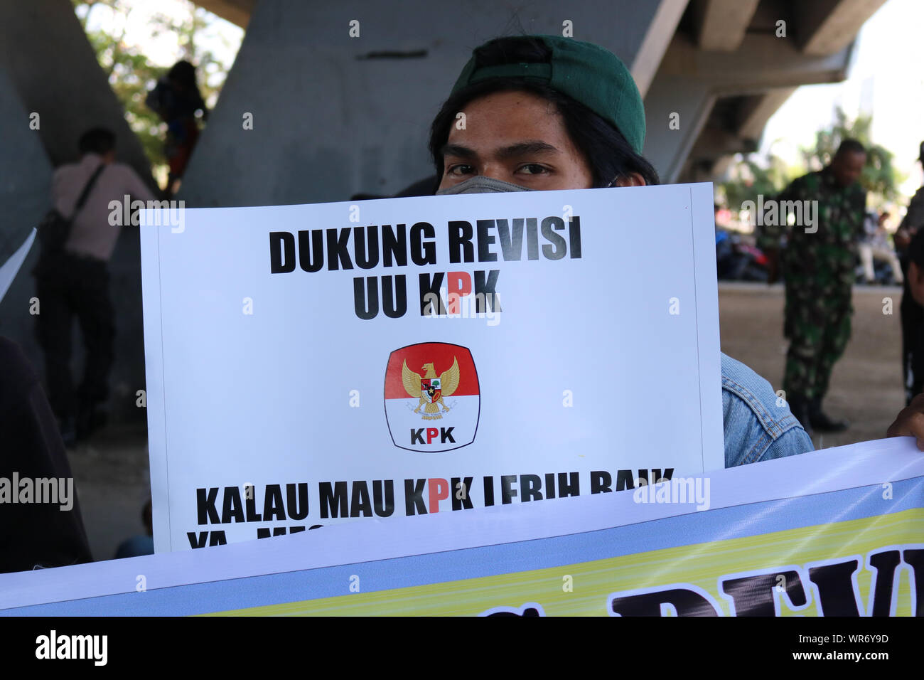 Makassar, Indonesien, 10 Sep, 2019 eine Reihe von Demonstranten unterstützt die Revision der Korruption Tilgung Kommission (KPK) Recht unter der Überführung Brücke, Makassar. Die Zahl der Demonstranten trugen traditionelle Kleidung während der Rallye bitten die Regierung die Überarbeitung des Gesetzes unverzüglich zu ratifizieren. Credit: Herwin Bahar/Alamy leben Nachrichten Stockfoto