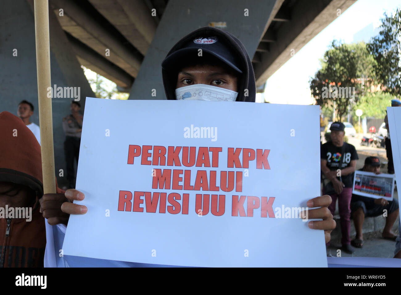 Makassar, Indonesien, 10 Sep, 2019 eine Reihe von Demonstranten unterstützt die Revision der Korruption Tilgung Kommission (KPK) Recht unter der Überführung Brücke, Makassar. Die Zahl der Demonstranten trugen traditionelle Kleidung während der Rallye bitten die Regierung die Überarbeitung des Gesetzes unverzüglich zu ratifizieren. Credit: Herwin Bahar/Alamy leben Nachrichten Stockfoto