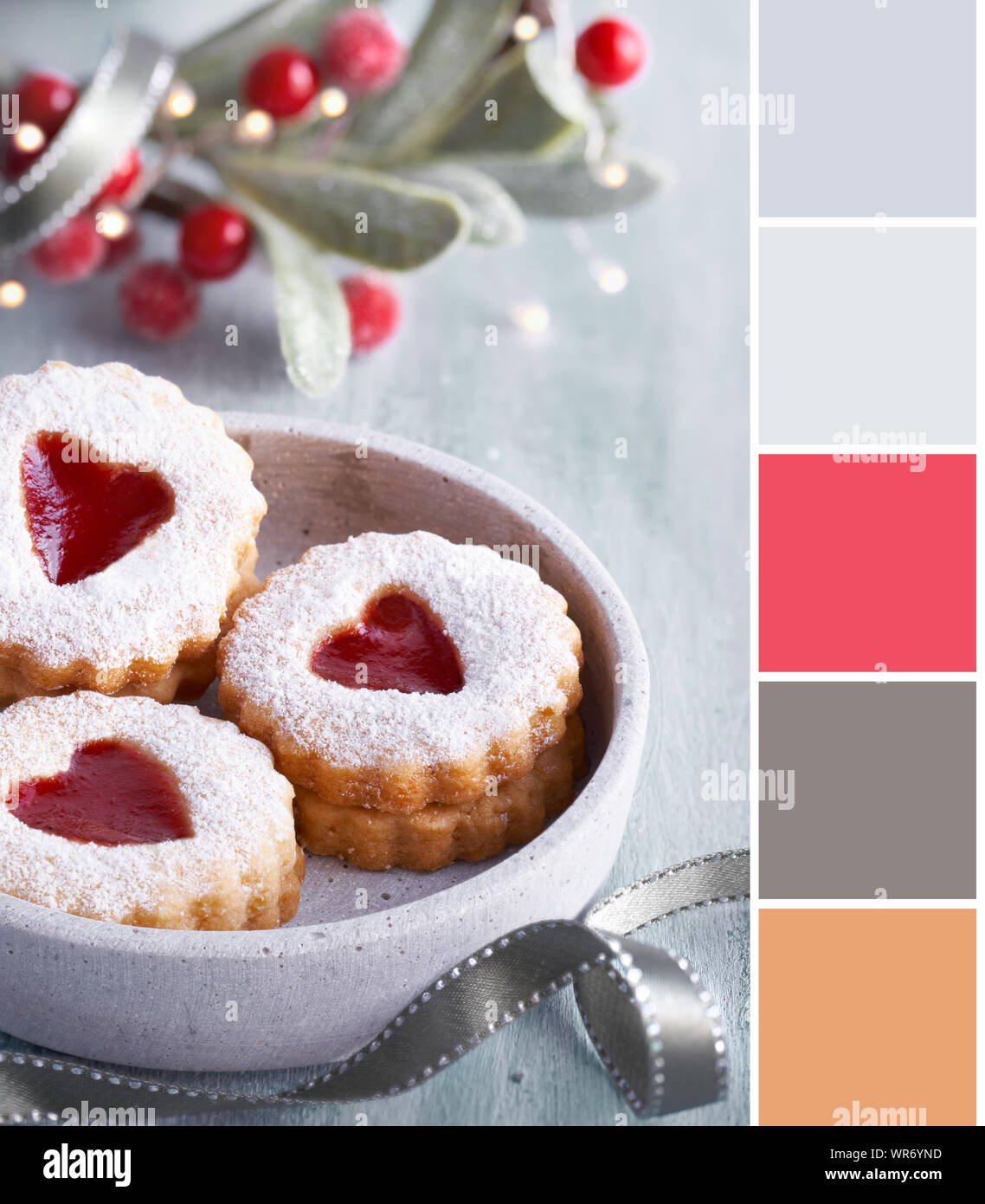 Farblich passende Palette von Foto von Weihnachten Linzer marmelade Cookies in Beton Glas mit Weihnachten Dekorationen, Beleuchtung, Mistel und berris Stockfoto