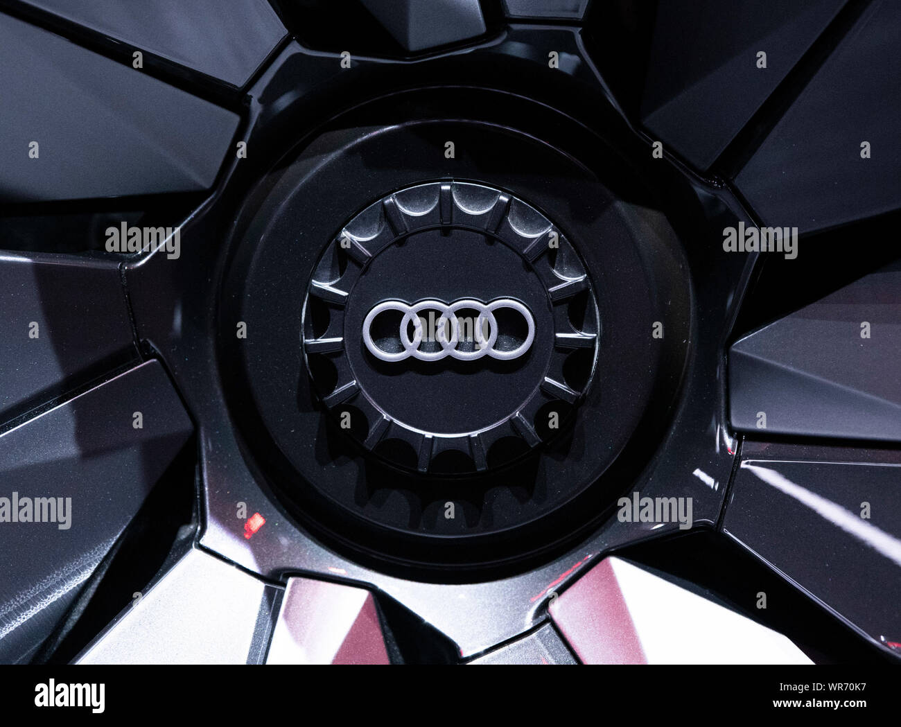 10. September 2019, Hessen, Frankfurt/Main: Der Audi Logo kann auf der Felge eines Audi PB 18 E-Tron auf der iaa Auf der Audi stand gesehen werden. Foto: Silas Stein/dpa Stockfoto