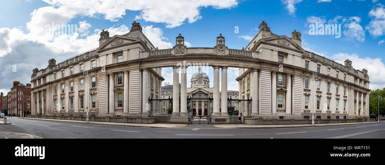 Panorama der Haupteingang Fassade der Regierungsgebäude Zehnten ein Rialtais in Dublin, Irland. Stockfoto