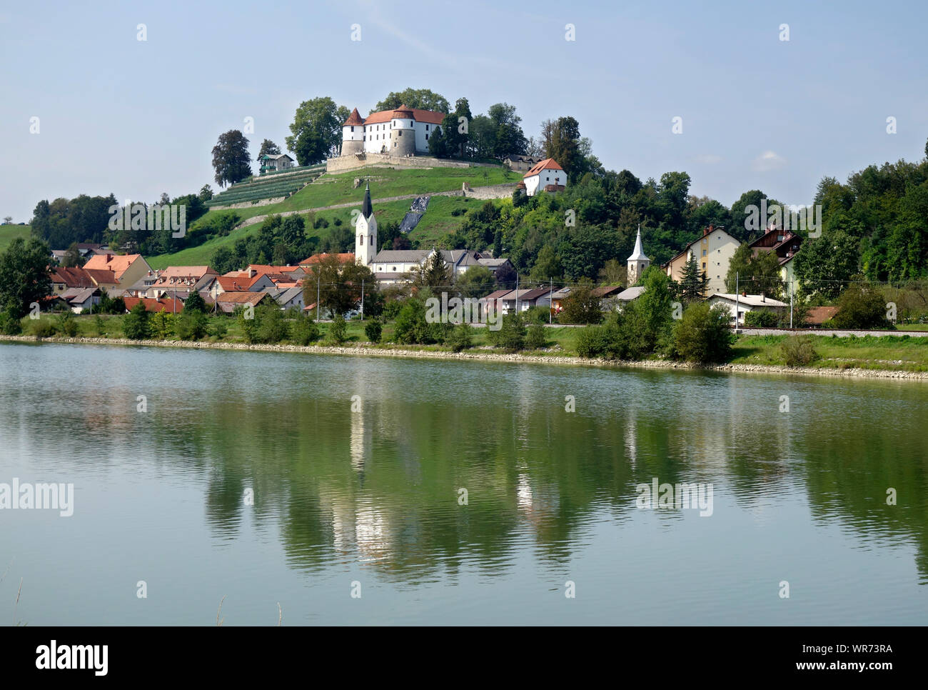 Altstadt von sevnica Stadt und Sevnica Burg auf dem Hügel reflektiert in der Sava. Stockfoto