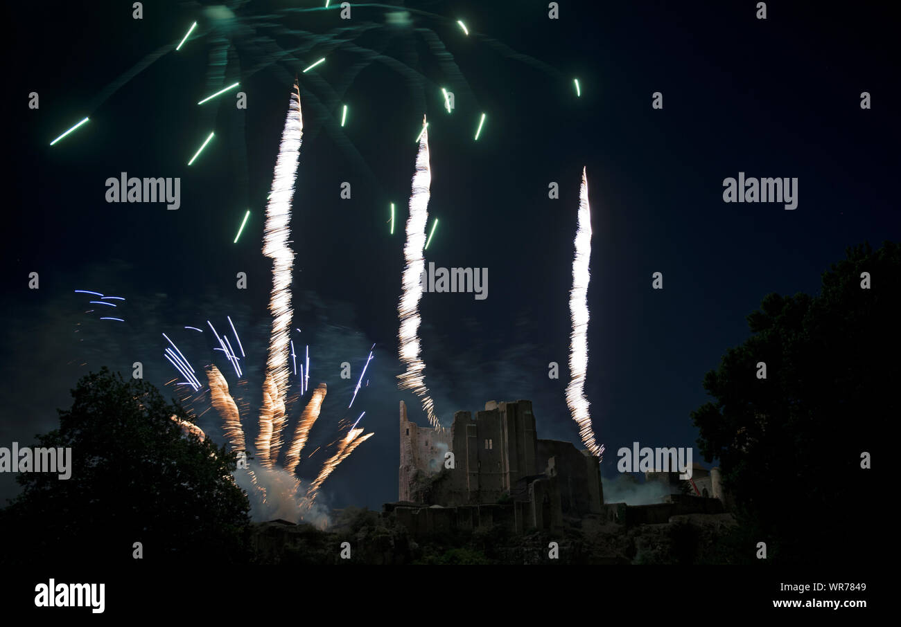 Frankreich, Vienne (86), Chauvigny, Feuerwerk auf der alten Castel für den 14. Juli Stockfoto