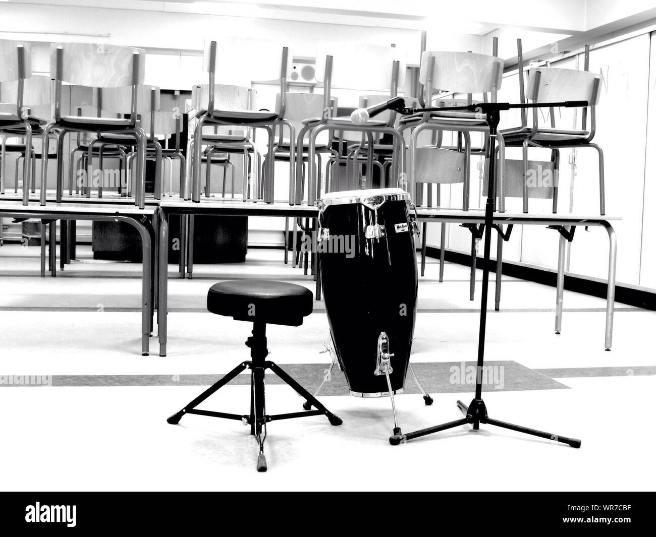 Conga und Mikrofon mit Hocker In leeren Klassenzimmer Stockfotografie -  Alamy