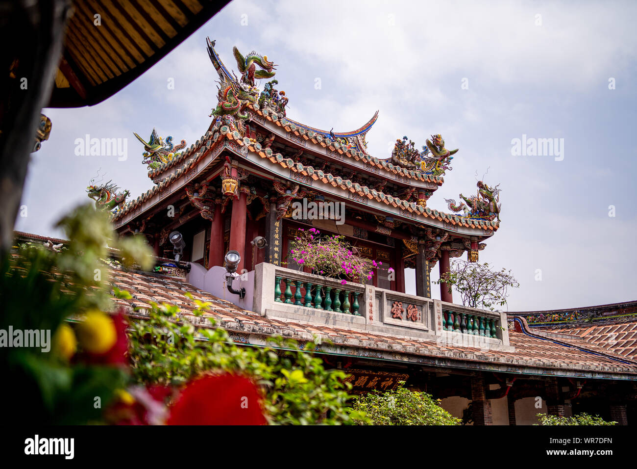 Taipei, Taiwan: wunderschön dekorierten Balkon taoistischer Tempel Dach (Dalongdong Baoan Tempel) mit Drachen Ornamente Stockfoto