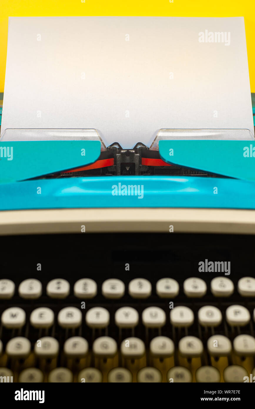 Retro Style Schreibmaschine mit leeren Blatt Papier für Platz kopieren Stockfoto