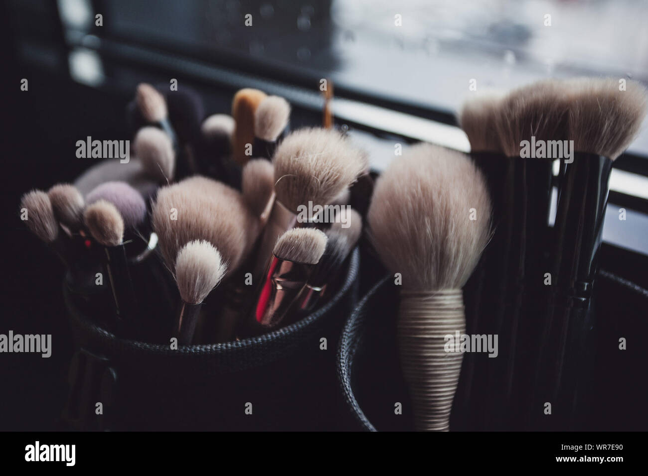 Make-up-Pinsel in Containern Stockfoto