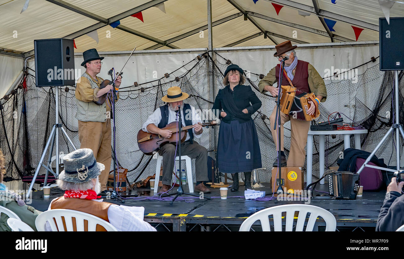 Great Yarmouth, Norfolk, Großbritannien - 08 September 2019. Eine Band, die aus einer Frau und drei Männern während einer Performance an der Great Yarmouth Maritime Fes Stockfoto