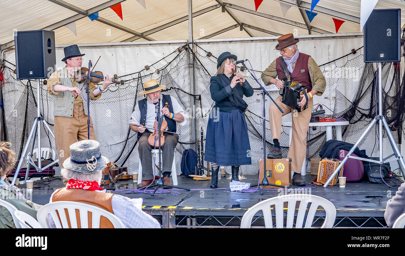 Great Yarmouth, Norfolk, Großbritannien - 08 September 2019. Eine Band, die aus einer Frau und drei Männern während einer Performance an der Great Yarmouth Maritime Fes Stockfoto