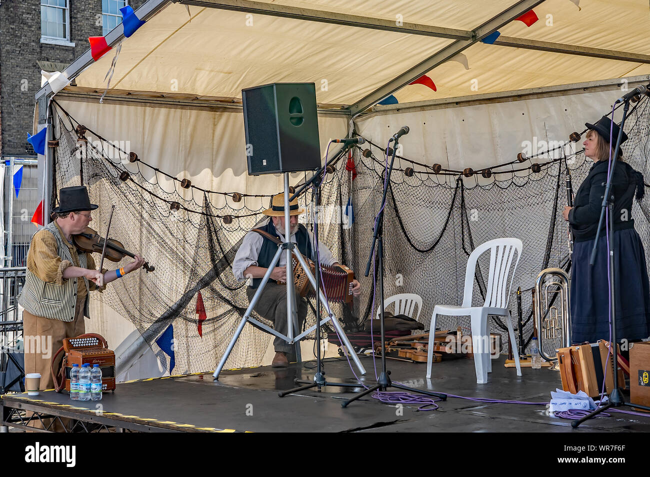 Great Yarmouth, Norfolk, Großbritannien - 08 September 2019. Ein Folk Band bereit und Aufwärmen, bevor ihre Leistung an der Great Yarmouth maritime Fest Stockfoto